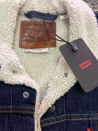 Cazadora Levi's azul con forro sherpa