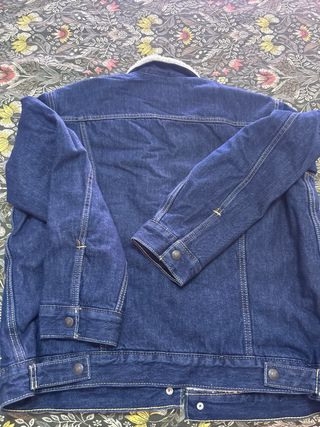 Cazadora Levi's azul con forro sherpa
