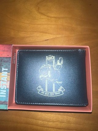 Cartera de cuero negra con diseño