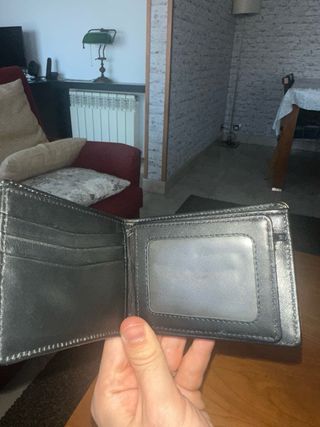 Cartera de cuero negra con diseño