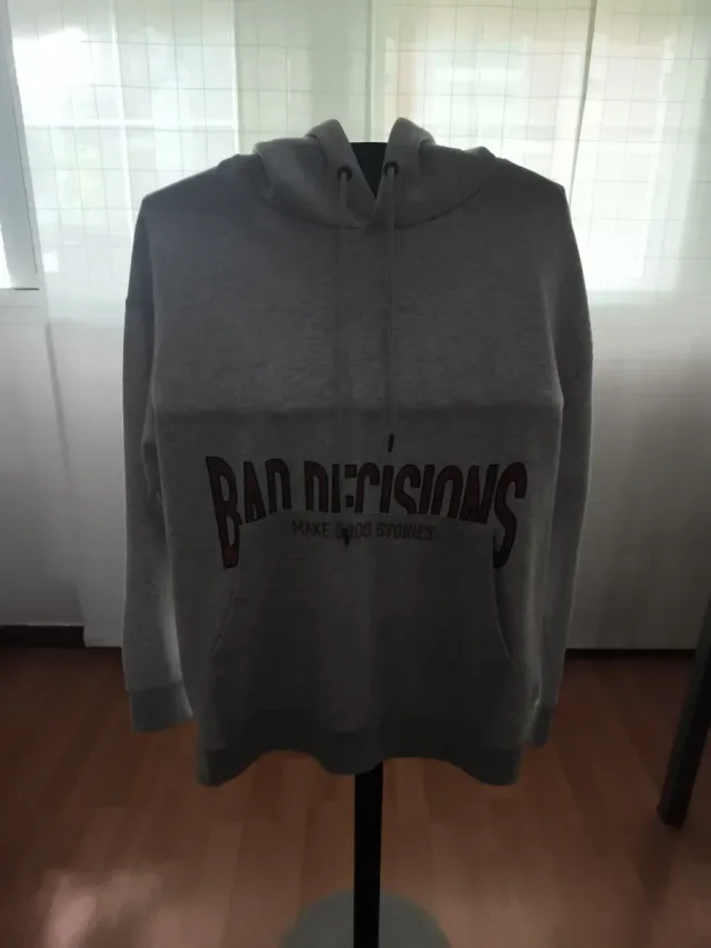 Sudadera gris con estampado Bad Decisions