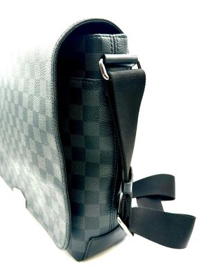 Bolso Louis Vuitton District MM Gris