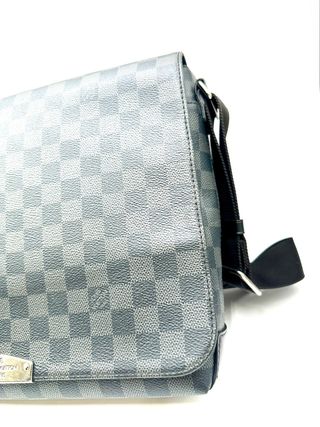 Bolso Louis Vuitton District MM Gris