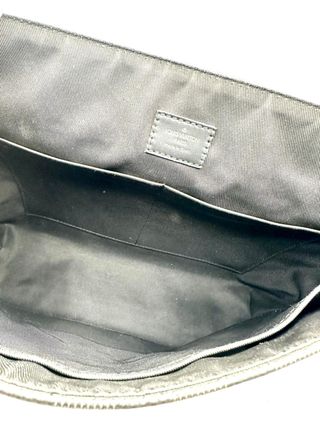Bolso Louis Vuitton District MM Gris