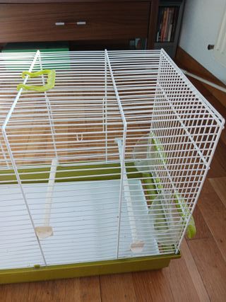 Jaula para pájaros blanca con accesorios