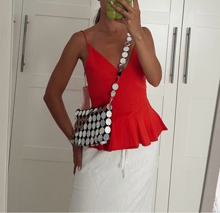 Bolso plateado con cadena