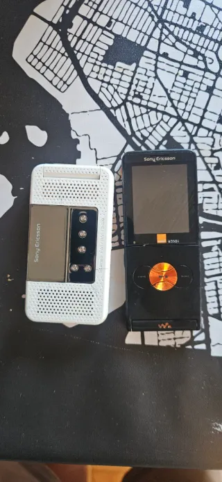 2 telefoni cellulari Sony Ericsson