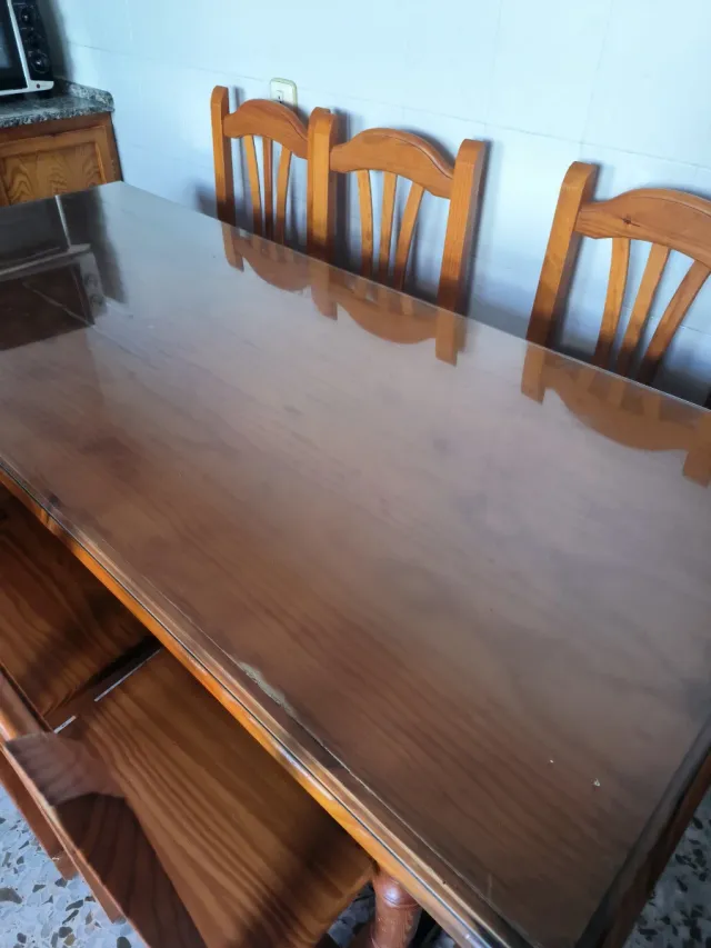 Mesa comedor madera 1.80m + 6 sillas en Chipiona