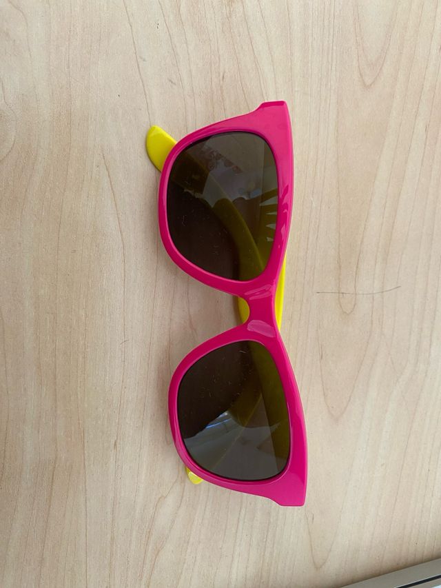 Gafas de sol rosas y amarillas