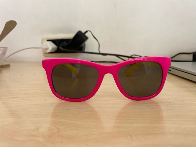 Gafas de sol rosas y amarillas