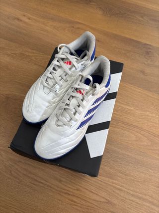 Botas de fútbol turf Adidas Copa.
Núm 35