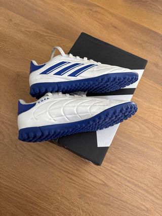 Botas de fútbol turf Adidas Copa.
Núm 35