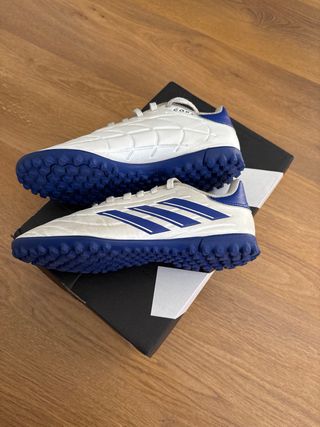 Botas de fútbol turf Adidas Copa.
Núm 35