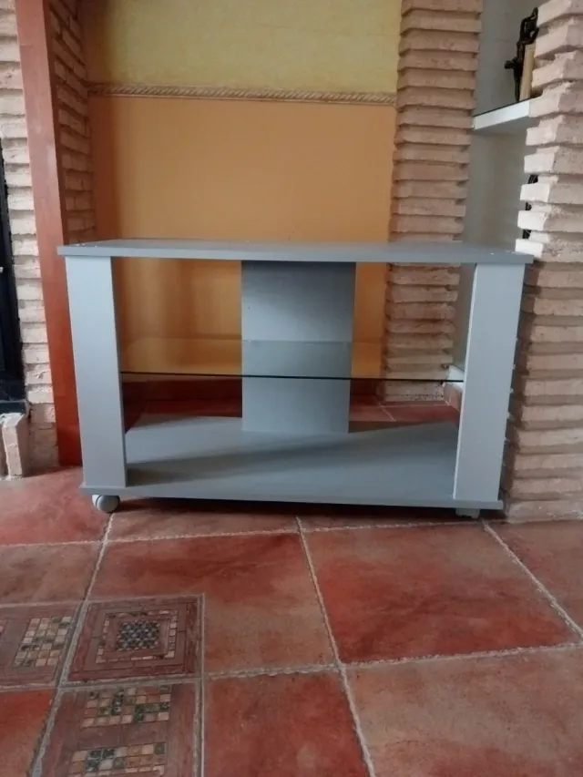 Mesa TV gris con ruedas