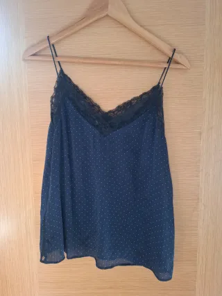 Top gasa azul con lunares blancos