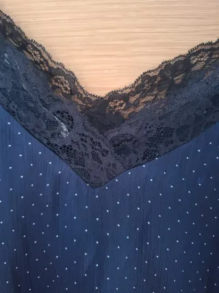 Top gasa azul con lunares blancos
