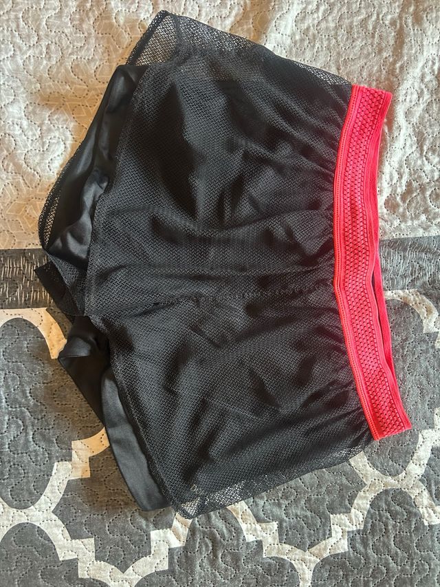 Pantalón corto deportivo negro con rosa