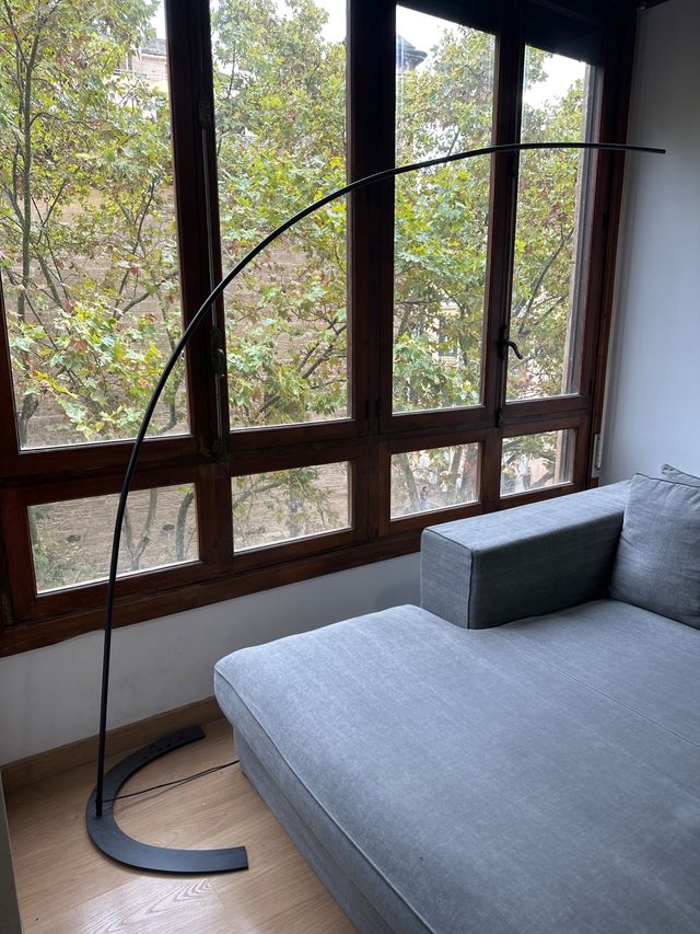 Lámpara de pie curva tipo luna negra