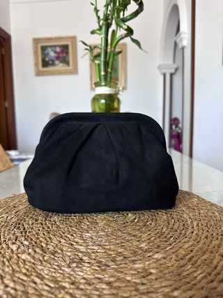 Bolso de mano negro con cadena dorada
