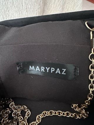 Bolso de mano negro con cadena dorada