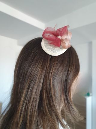 Tocado rafia diadema rosa y beige