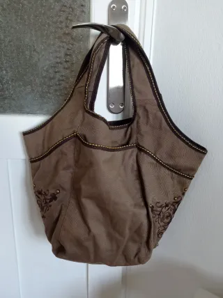Bolso de tela Bershka marrón con bordados.