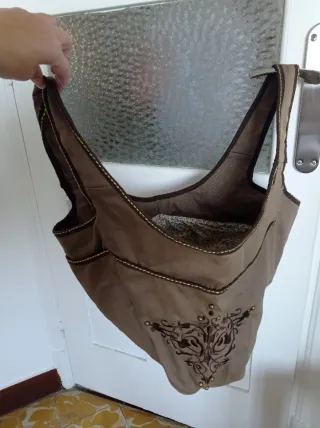 Bolso de tela Bershka marrón con bordados.