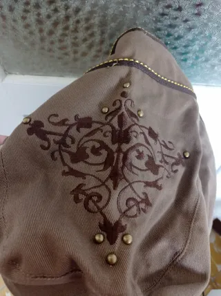 Bolso de tela Bershka marrón con bordados.
