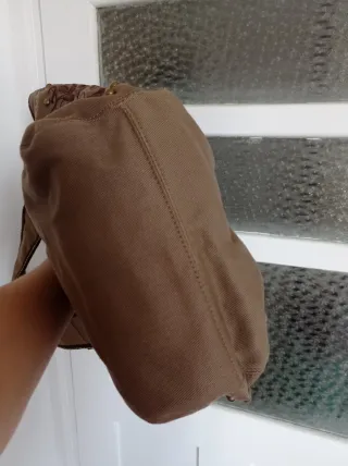 Bolso de tela Bershka marrón con bordados.