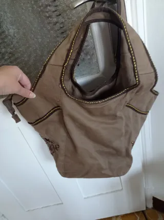 Bolso de tela Bershka marrón con bordados.