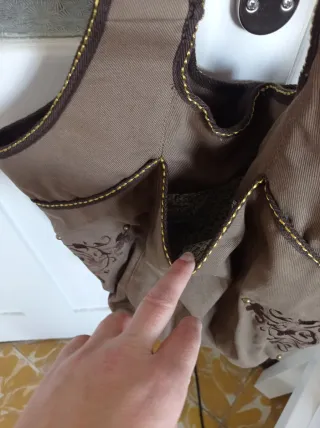 Bolso de tela Bershka marrón con bordados.