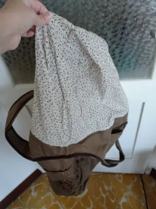 Bolso de tela Bershka marrón con bordados.