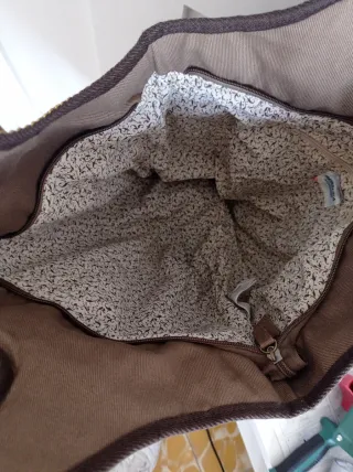Bolso de tela Bershka marrón con bordados.