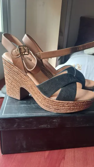 Cuñas marrones con tiras negras