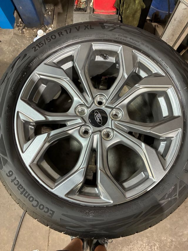 Llantas Ford 17” con neumáticos Continental