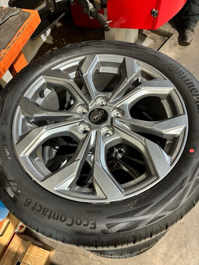 Llantas Ford 17” con neumáticos Continental