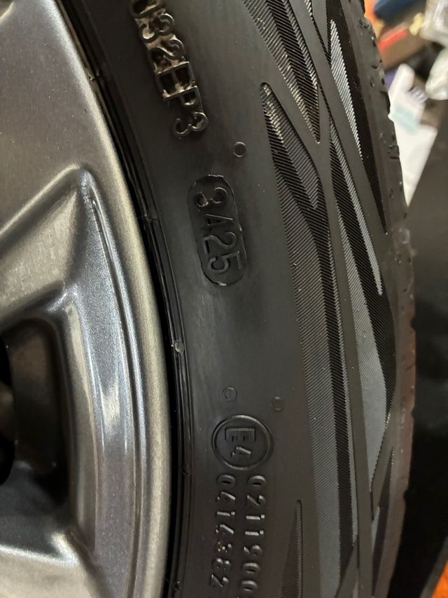 Llantas Ford 17” con neumáticos Continental