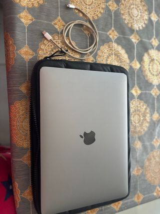 MacBook Air Plata con funda y cable