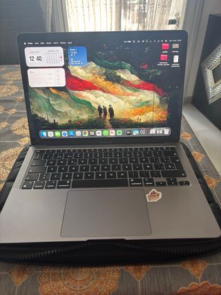 MacBook Air Plata con funda y cable