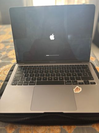 MacBook Air Plata con funda y cable