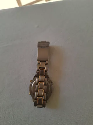 Reloj de pulsera caballero parecido a un Nike.