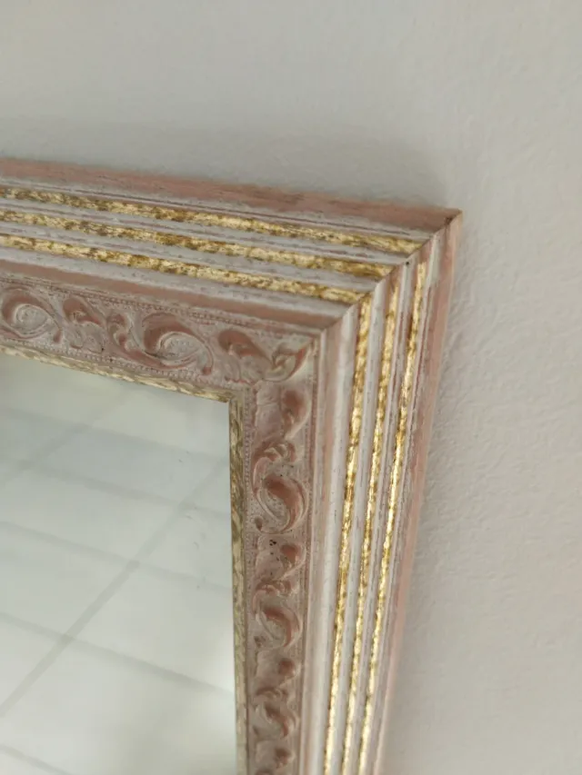 Espejo decorativo beige y dorado