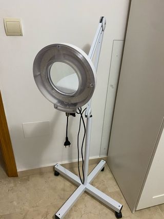 Lámpara lupa regulable y con ruedas