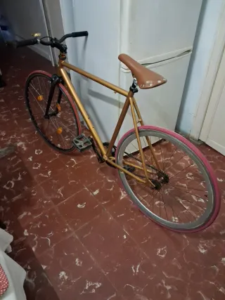 Bicicleta urbana dorada