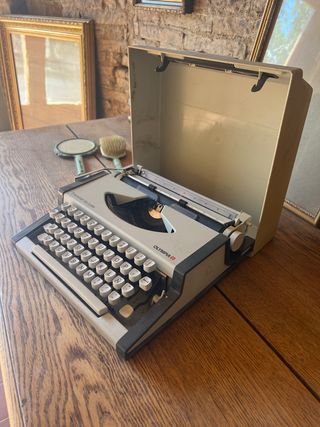Máquina de escribir Olympia Traveller de Luxe