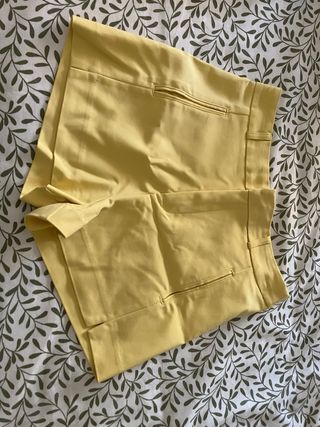 Pantalón corto amarillo talla S