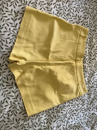 Pantalón corto amarillo talla S