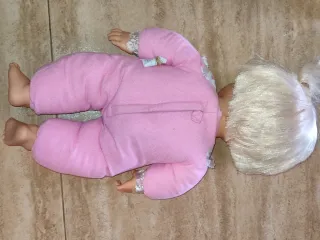 Muñeca bebé rubia con pijama rosa