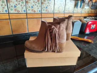 Botines Mustang camperos beige ante