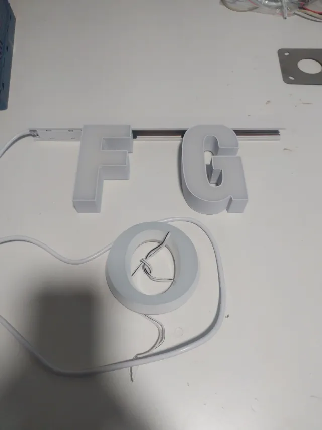 Letras iluminadas F, G y O